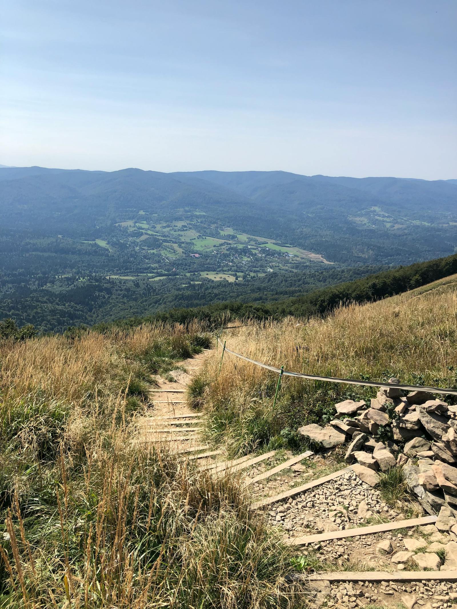 Horská cesta s panoramatickým výhledem směrem na Radhošť